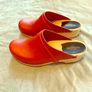 Red Swedish hasbeens clogs